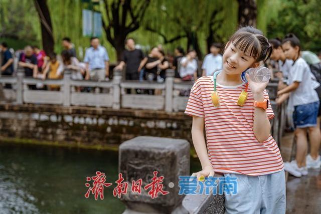 一年四季 泉在济南丨雨后黑虎泉畔，市民取水赏景尽享清凉