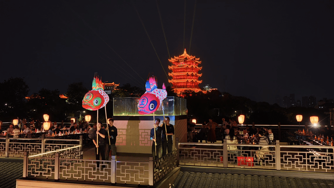 武汉人太会了！烧烤店抬头就是黄鹤楼