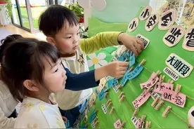 我是一名“小小安全员”！萌娃们认真守护安全图片
