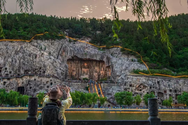 龙门石窟旁这条街火了！龙门古街获“2025年金选旅行产品”