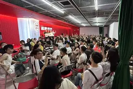 脱口秀的“商圈”：演员淘汰率全国最高，笑声正在重新定义杭城夜晚图片