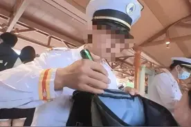 实探|迪士尼安检翻包用手电照，有工作人员提出翻看笔记本图片