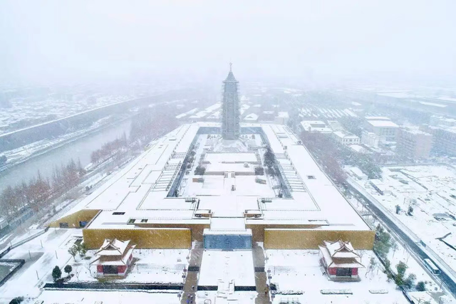 金陵飞雪讯，静待秦淮妆