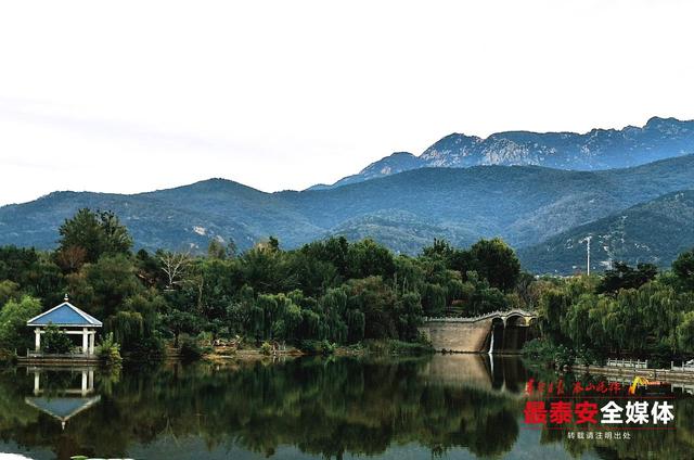 初秋天平湖：水墨画卷入眼来