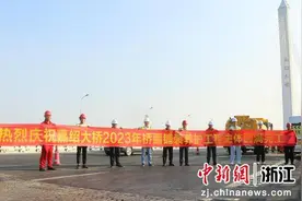 浙江嘉绍大桥2023桥面铺装养护主体工程完工 项目建设加快图片