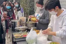 24岁复旦研究生退学摆摊卖土豆泥，自称有经济头脑，擅长经营图片