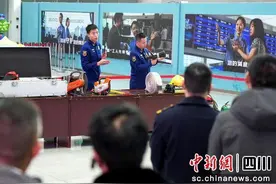 成都东站开展春运前消防救援联合应急演练图片