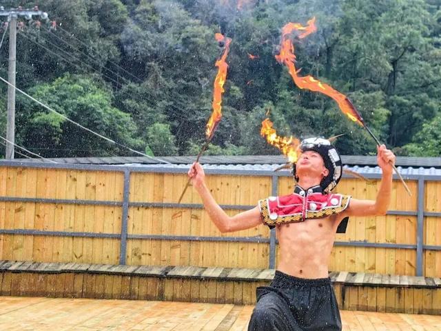 紫云格凸河景区：国庆假期人气旺 自然奇观与民族风情引客来