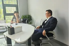 “第一”拿到手软的“拓荒牛”图片