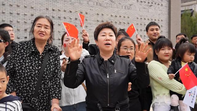 当百花遇见国潮，当红歌响彻街区！金延安的国庆氛围感绝了