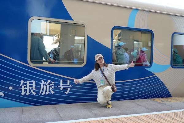 黑龙江开行首趟“悠享龙江·银旅号”适老化港澳方向旅游列车