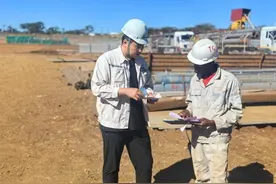 一带一路故事——非洲工地上的电建小伙儿图片
