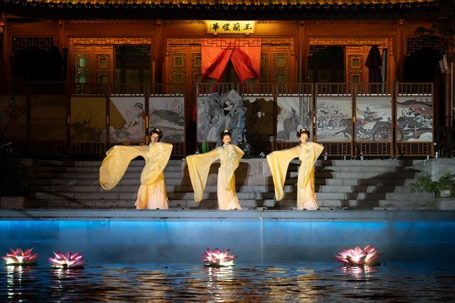 江苏无锡：夜经济点亮古运河