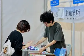 和开书店的人聊聊天，苏州河畔送走旧书市集，梧桐树下又迎美好书店节图片