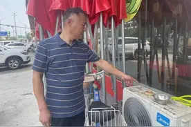 长沙一餐馆老板给“无声朋友”送饭近一年，交流靠小纸条，已帮他找到家人图片
