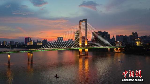 广西南宁现晚霞美景