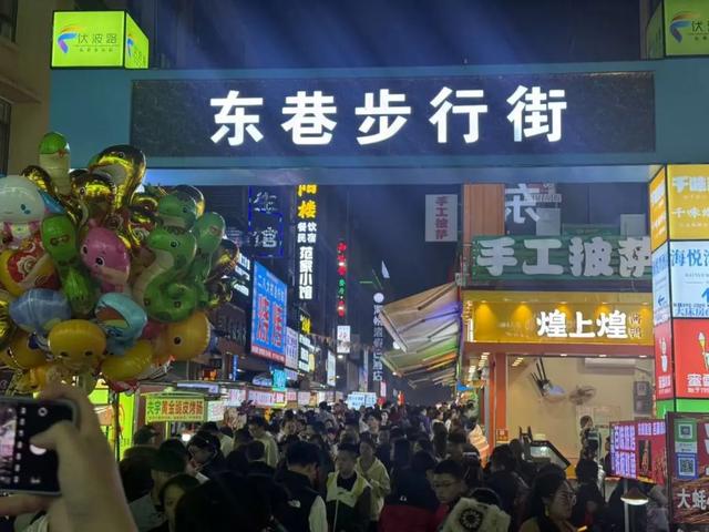 跟着喵小桂夜游防城港！海边山潮夜，渔火市集浪花间