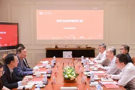 华为公司总裁任正非一行来川大访问图片