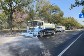 他们为“城市美容师”撑起防暑降温的“清凉伞”……图片