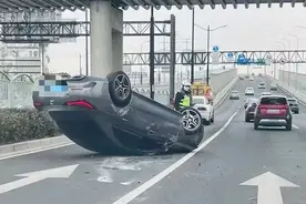 突发！早高峰上海杨高中路两车事故，一车四轮朝天图片