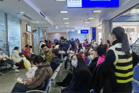 男孩左右眼近视度数增长差距大，源自握笔姿势不正确图片