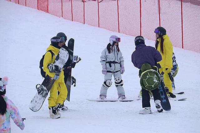 中国蓝观察丨多地官宣“雪假” 冰雪经济有多“热”？