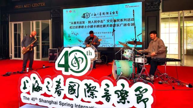 正是银杏金黄时！泰晤士小镇入选市级旅游休闲街区，快来打卡