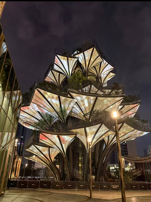 当 “生命之树” 焕新长安，这场光影盛宴藏着西安万象城的周年情书