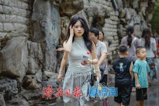 一年四季 泉在济南丨雨后黑虎泉畔，市民取水赏景尽享清凉