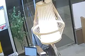 苏州一店主请拾荒老人免费吃面，还送店里的废纸板和空瓶子图片