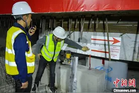 成达万高铁全线首座超万吨转体梁成功转体图片