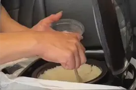 高速堵车饿肚子?有人车上带一锅饭菜 网友：不打无准备的战图片