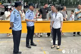 开学季丨“警”然有序 未央公安“护学岗”撑起校园“平安伞”图片