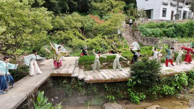 反向旅行还得看这儿！徽州大灵山全天24场好戏等你邂逅，人少戏多还免费！
