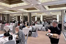 送福利啦！杏花楼9.9元风暴掀排队狂潮，“上海黄浦”请你免费吃→图片