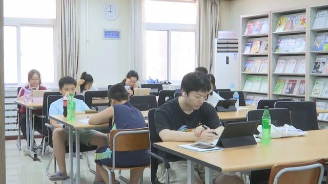 【本地】暑期“读书热”持续升温“文化绿洲”成避暑充电胜地