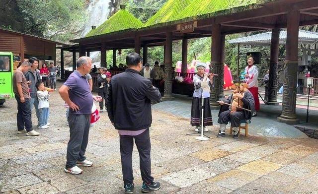 焕新迎客，游人如织！国庆中秋假期首日，保康五道峡景区售票破万