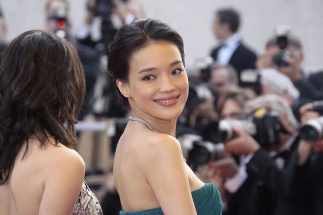 导演舒淇，回来掀桌了