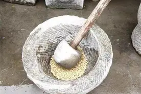 一捶一打擂出汝城美食，好吃的抖辣椒粉和黄糍粑原来是这样做出来的图片