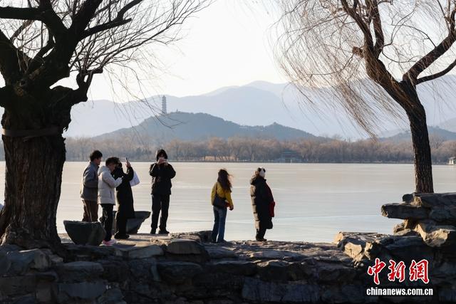 北京颐和园呈现“金光穿洞”景观