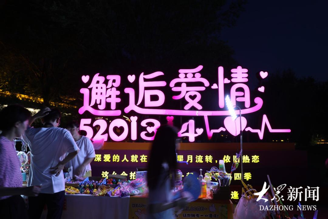 昼集夜市热闹非凡，音乐灯影轮番上演