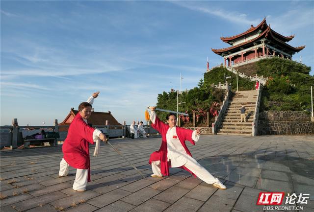 五雷仙山势惊天，秋日武姿舞云端