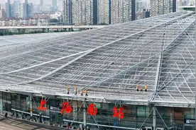 上海南站迈入高铁时代，00后女“飞人”在车站屋顶上“找茬”图片