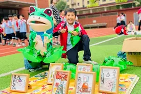临沂金雀山小学第四届“跳蚤市场”乐淘淘火热开市图片