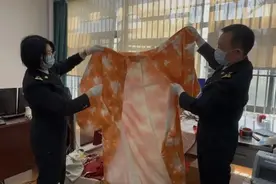 洋垃圾！南京海关查获一批货物为使用过的旧衣物图片