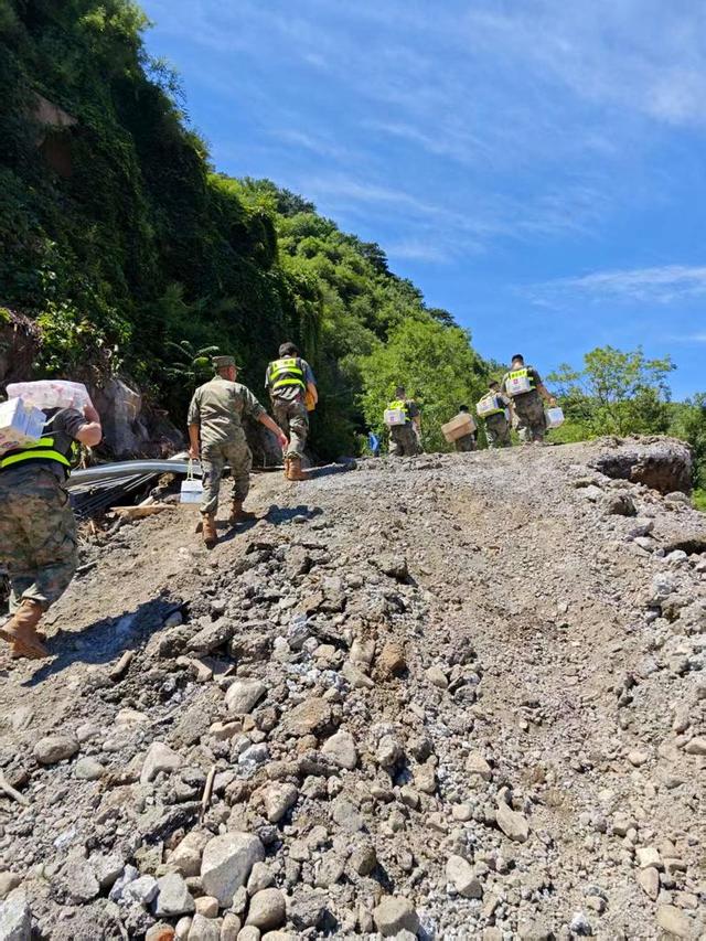 翻山涉水，65勇士徒步挺进“孤岛”冯家峪
