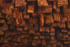 过年才吃得到的农家土味！恩施腊肉，熏制特别香；开化土猪肉，留给儿孙回来吃图片