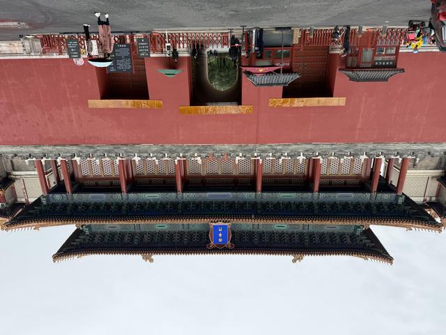 京城秋雨歇又至，游客热情不减