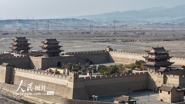 甘肃嘉峪关：大漠雄关迎宾客