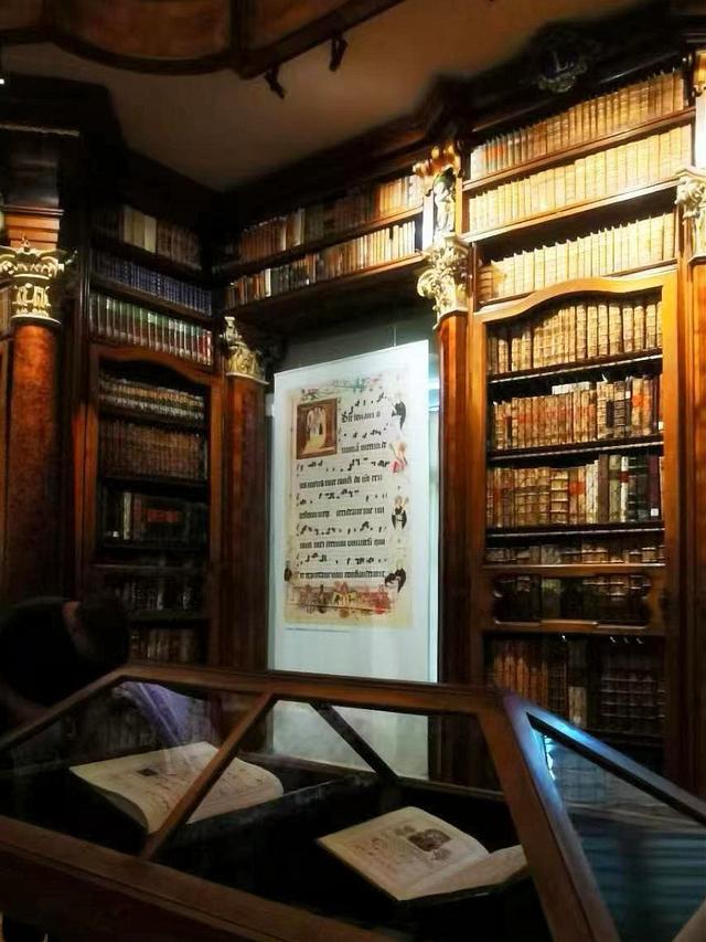 晚潮｜圣加仑的书卷与凸窗